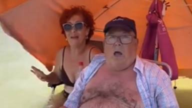 "¡Agarra al abuelo!": el vídeo viral de una familia tomando el sol en medio del mar que arrasa en redes