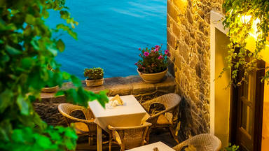 Una turista americana come en un restaurante griego y ocurre algo insólito al pedir la cuenta: "No volverás"