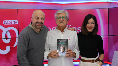 Pepe Domingo Castaño junto a Javi Nieves y Mar Amate presentado su último libro