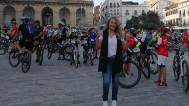 Almudena Navarro presenta el Día de la Bicicleta en Cáceres representando a CADENA 100