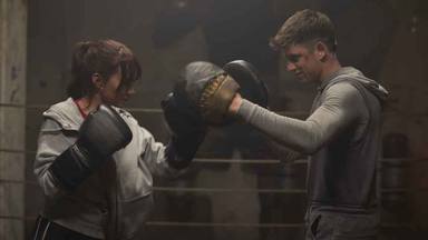 Aitana boxeando en una escena de La Última, la serie que rodó con su por entonces pareja Miguel Bernardeau
