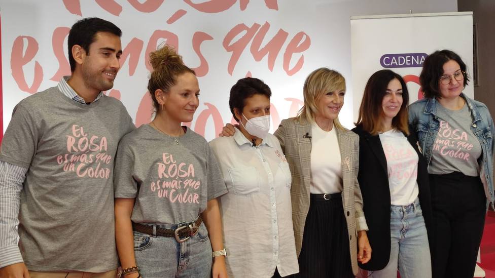 Ana Torroja en la Asociación Española Contra el Cáncer durante un encuentro especial con pacientes