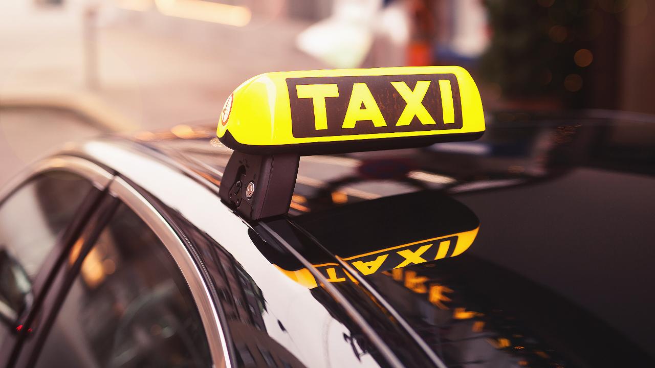 La historia viral de la factura de un taxista a una mujer que ha parido en su taxi