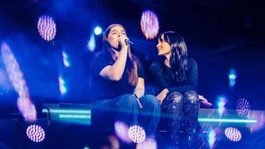 Aitana junto a Karla, la joven fan a la que ha subido al escenario en su primer concierto en México