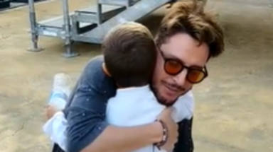 El abrazo de Manuel Carrasco al niño con trasplante de médula - Huelva Información