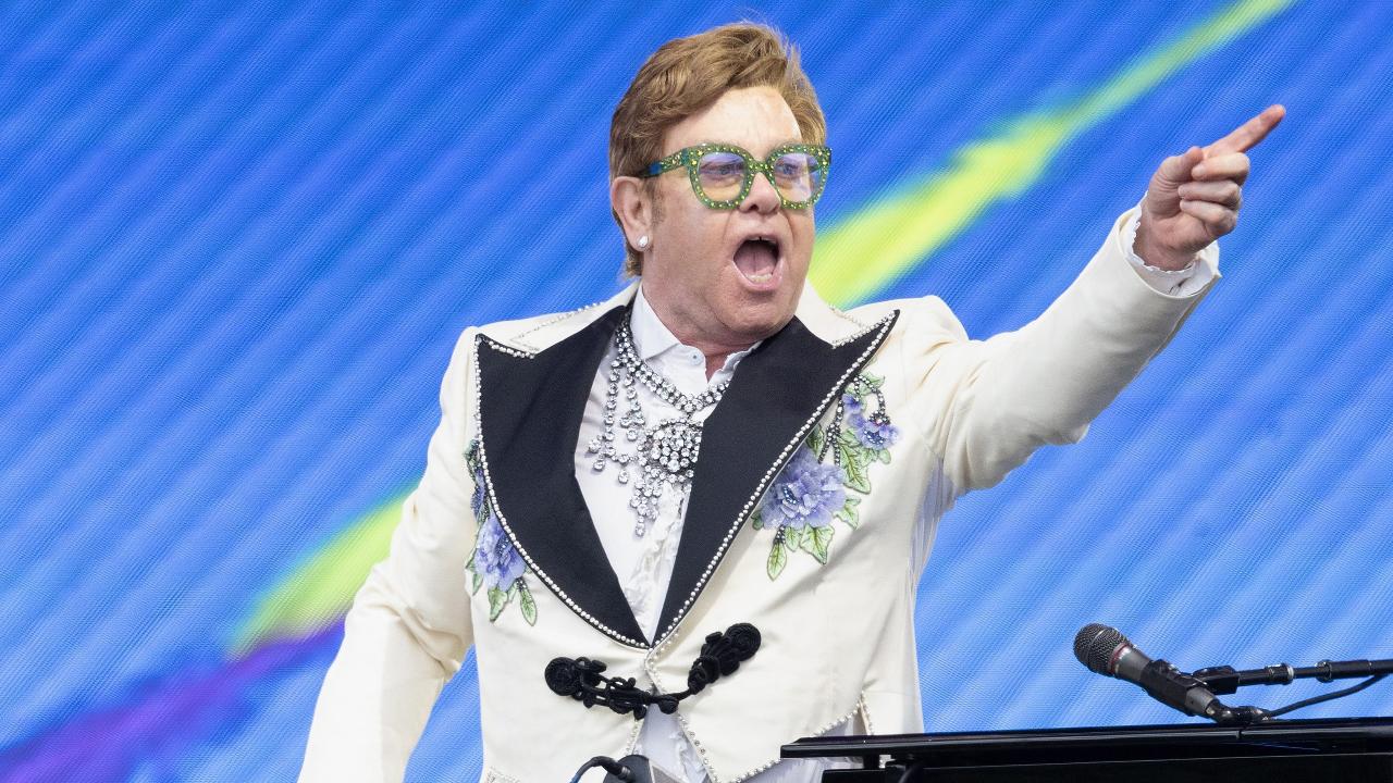 El tema Elton John de 'Hold Me Closer', conquista los oídos de Mar Amate