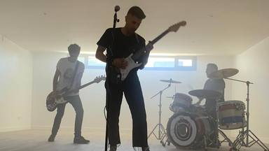 Pignoise lanza el videoclip de "Huesos" con la premisa de saber aprovechar el paso del tiempo