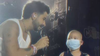 Camilo sube al escenario a Christopher, un pequeño fan que lucha contra el cáncer