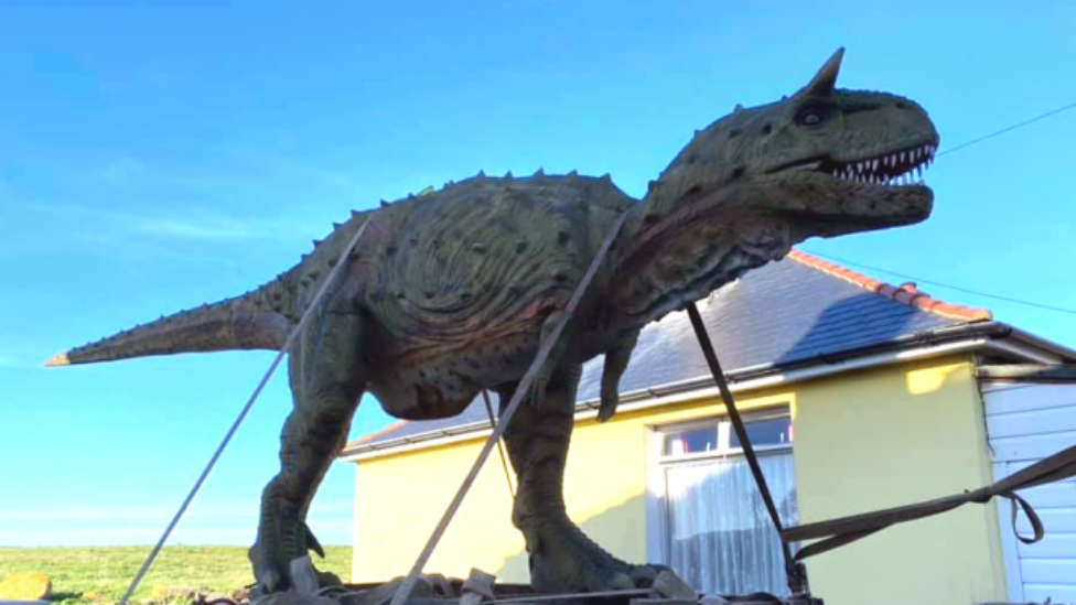  El tremendo despiste que acabó con un dinosaurio de   metros en el jardín de su casa