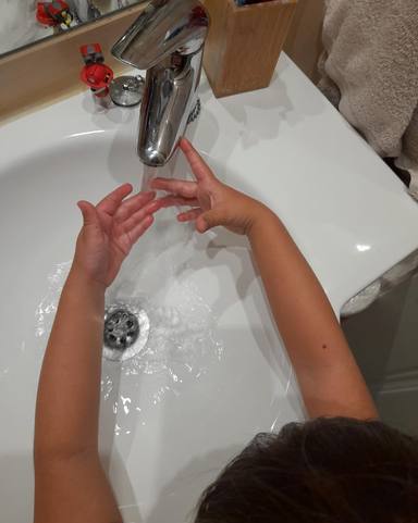 El hijo de Ruth Medina lavándose las manos