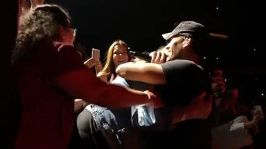 Enrique Iglesias abraza a una fan del público durante su concierto en Nueva York y esta ha sido su reacción