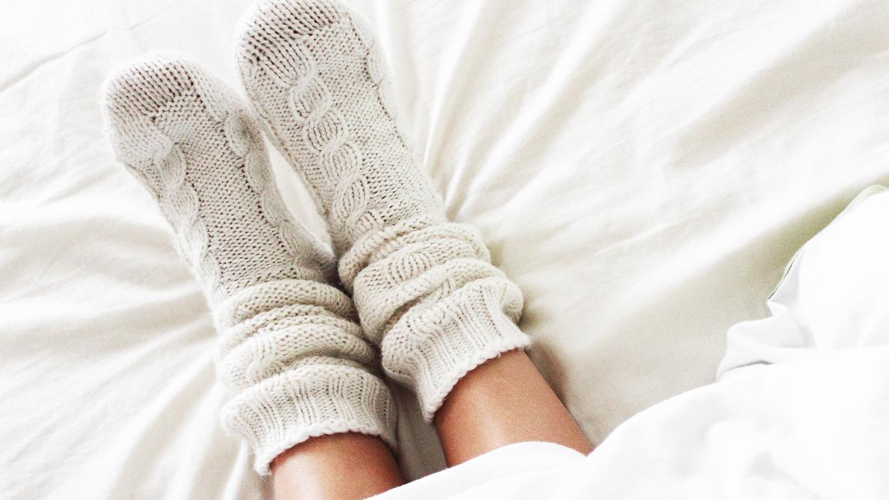 La razón médica por la que debes dormir con calcetines sea cual sea la época del año