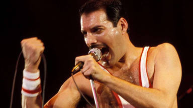 El piano de Freddie Mercury sale a subasta junto a objetos como la corona y la capa de la gira de 1986