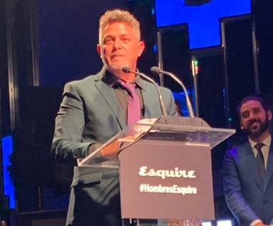 Alejandro Sanz recogiendo su Premio al Hombre del Año entregado por la revista 'Esquire'