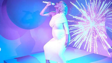 Katy Perry lució espléndida con su embarazo interpretando en directo Fireworks y Daisies