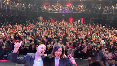 Foto de familia de Javi Nieves y Mar Amate con el público de La Gira en Barcelona