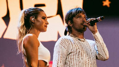Ana Fernández acompaña sobre el escenario a su novio, Adrián Roma, vocalista de Marlon