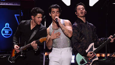Jonas Brothers actuando en el 'Z100's iHeart Radio Jingle Ball' en Nueva York. Año 2021