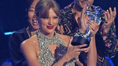 Taylor Swift anuncia su nuevo álbum "Midnights" durante su discurso en los MTV VMAs: "Por vosotros"