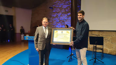 Melendi recoge su título de Hijo Predilecto de Oviedo, su ciudad natal