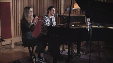 'Pasajeros a su tren', la balada de Lu Decker y Gonzalo Hermida, se muestra en vídeo tal cual se creó