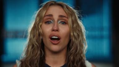 La emocionante confesión de Miley Cyrus en 'Used To Be Young': "Fue porque yo era joven", dice mirando frente