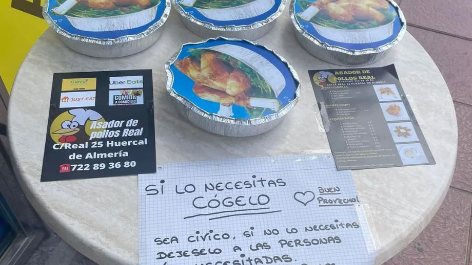 Una pollería de Huercal, en Almería, regala pollos asados a los más necesitados