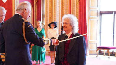 Brian May ha recibido el nombramiento de caballero por el rey Carlos III en el Palacio de Buckingham