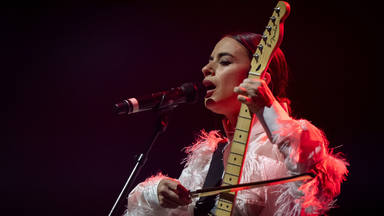 Blanca Paloma canta 'Eaea' en Ámsterdam y Londres tocando la guitarra eléctrica con un arco de violín