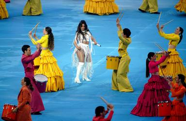 Camila Cabello regala un show único a los presentes en el Estadio de Francia en la final de la Champions