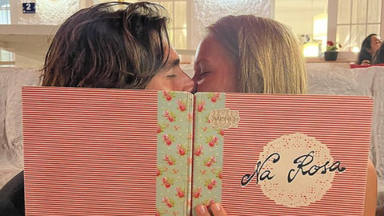 El beso de película con el que Álvaro Soler presenta a su nueva novia: así es Melania Kroll