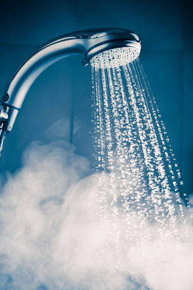 El peligro del agua caliente de la ducha