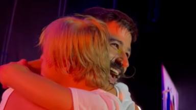 Camilo abraza a uno de sus fans en pleno concierto