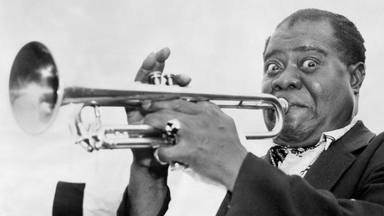 Louis Armstrong con su característica trompeta
