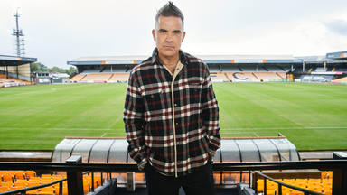 Robbie Williams repasa los problemas de salud mental de las boybands y girlbands: "Quiero hacer un documental"