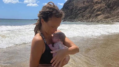 Imagen de la mujer que ha dado a luz en la orilla de una playa sin ayuda médica