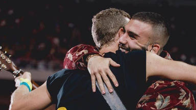 Manuel Turizo se abraza a Chris Martin tras formar parte del concierto de Coldplay en Buenos Aires