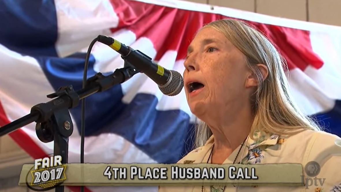El surrealista concurso de Iowa donde las mujeres compiten por gritar los nombres de sus maridos