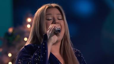 Kelly Clarkson canta en directo 'Santa, Can't You Hear Me', el tema que lanzaba con Ariana Grande