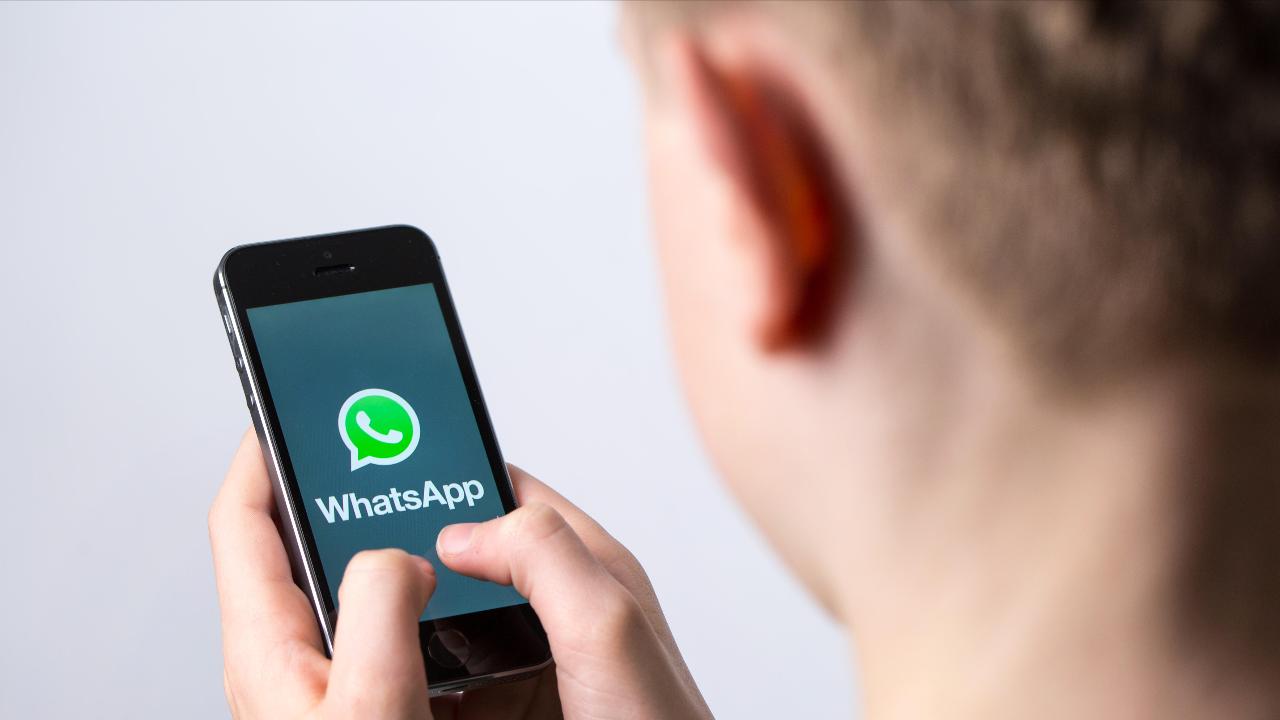 Por qué no debemos escuchar los audios de WhatsApp a doble velocidad: lo que dicen los expertos