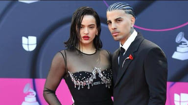 Rosalía y Rauw Alejando posan en la alfombra roja de los Premios Grammy 2022