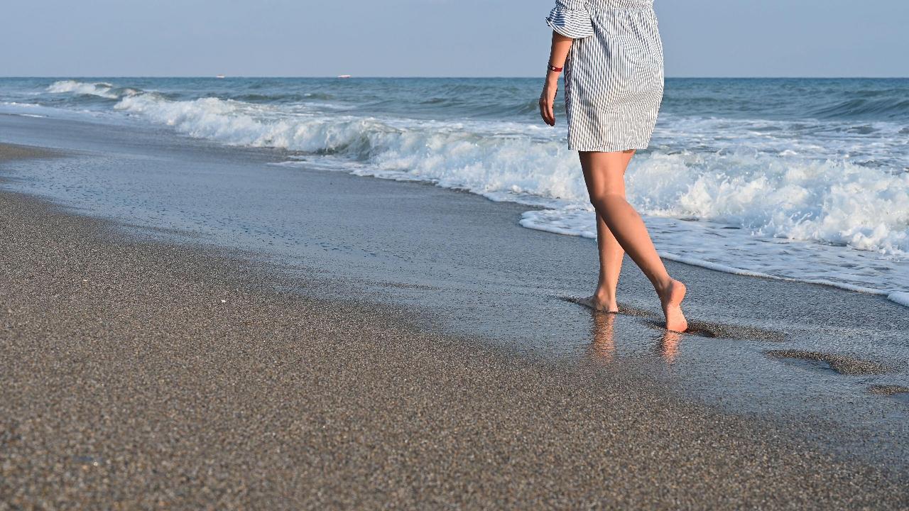 Javi y Mar desvelan los peligros de caminar descalzos por la playa este verano: "No deberíamos..."