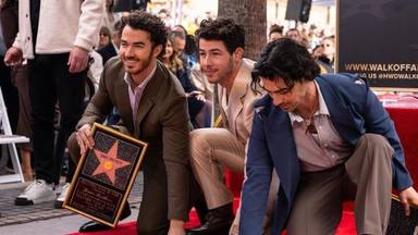 Jonas Brothers celebran su estrella en el Paseo de la Fama de Hollywood