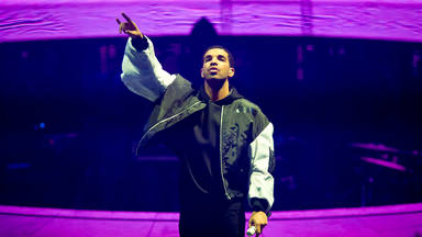 Drake se suma a la lista de artistas a los que les tiran objetos en pleno concierto: "Me llega a dar y te doy"