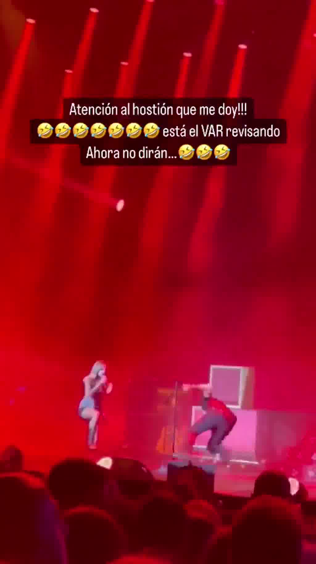 Dani Martín se cae en pleno concierto al tropezar con un altavoz y termina revolcado por el escenario