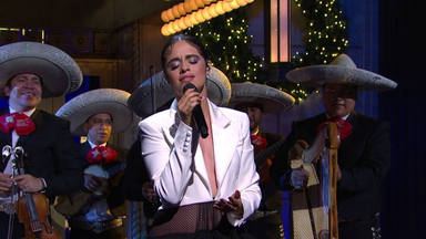 Camila Cabello durante su actuación en la fiesta musical navideña de Michael Bublé