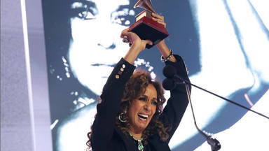 Rosario Flores alza al cielo de Las Vegas su Latin Grammy a la excelencia musical