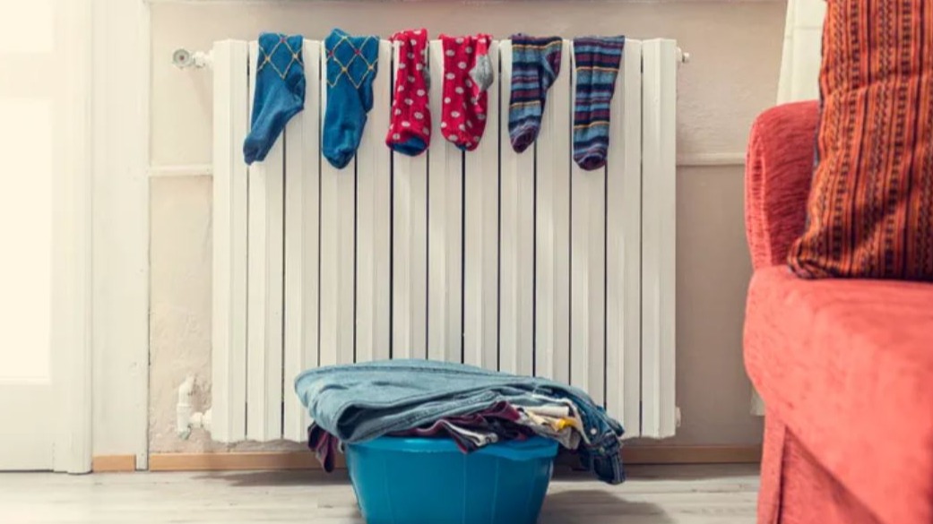 ¿Dejas la ropa secando sobre el radiador? El motivo por el que no deberías hacerlo