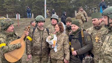Una pareja ucraniana celebra su boda en medio de la guerra, mientras combaten en la defensa de su país