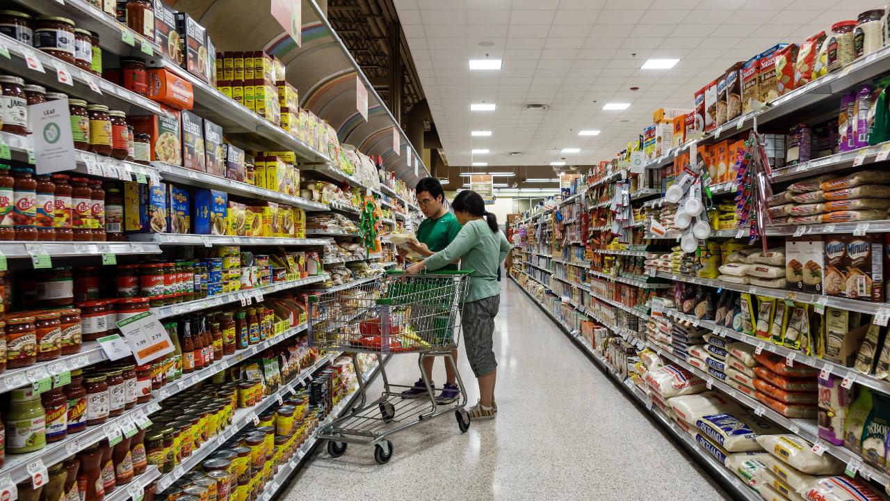 Por qué compramos cosas que no necesitamos cuando vamos al supermercado, según un estudio científico